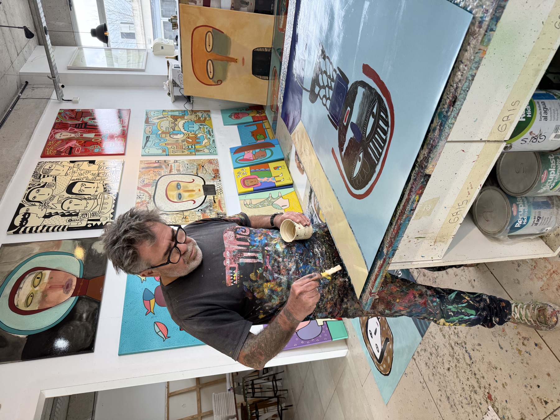 Milo Lockett pintando en su taller